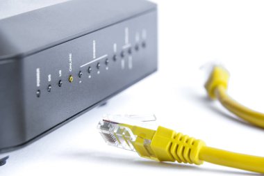 Kurşunlu lambalar ve sarı ethernet kedi kablolu yönlendirici..