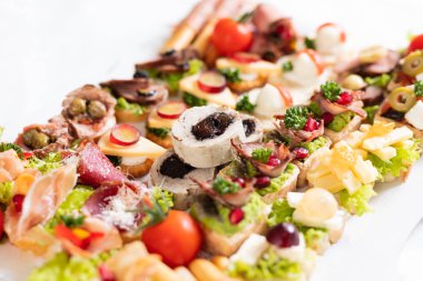 Lezzetli kanepeler ve aperatifler servis büfesi yemek konsepti.