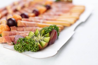 Masada jambonlu Grissini ekmeği yakın..