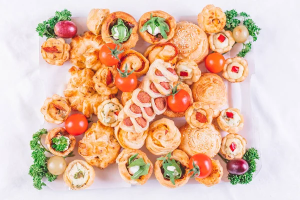 Blick von oben auf Backwaren und Tomaten auf Teller. — Stockfoto