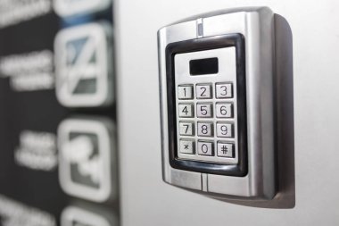 Metal dahili elektronik erişim kontrol kutusu ile sayısal tuş takımı.