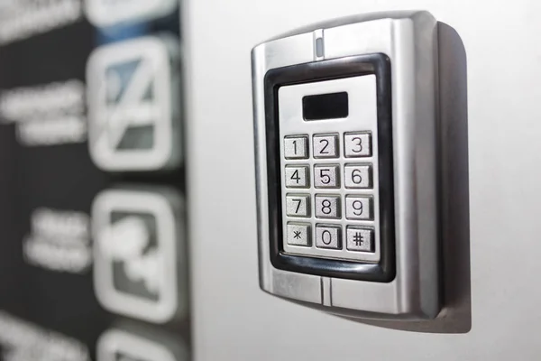 Metall intercom elektronisk passerkontroll dörr låda med numerisk knappsats. — Stockfoto