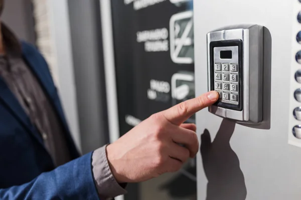 Mano de hombre presionando la combinación de código de seguridad para abrir la puerta — Foto de Stock