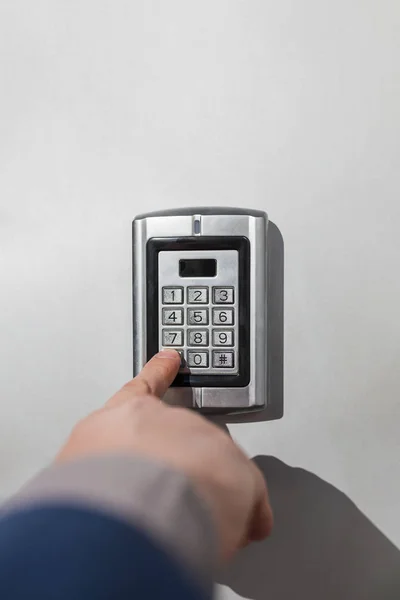 Homem mão pressionando combinação de código de segurança para destrancar a porta ou cofre . — Fotografia de Stock