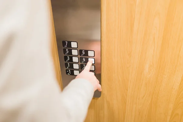 Передня частина пальця натискає кнопку четвертого поверху в ліфті. Простір для копіювання . — стокове фото
