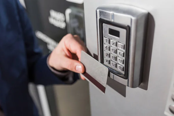 Controlo de acesso à porta. Homem mão segurando cartão chave para bloquear ou destrancar a porta . — Fotografia de Stock