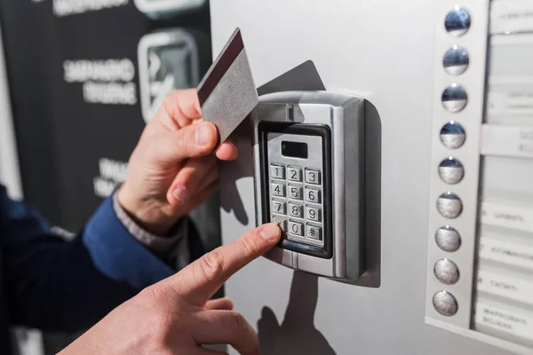 Man hand pressing the security code combination and using key card to unlock the door — Stock Photo, Image