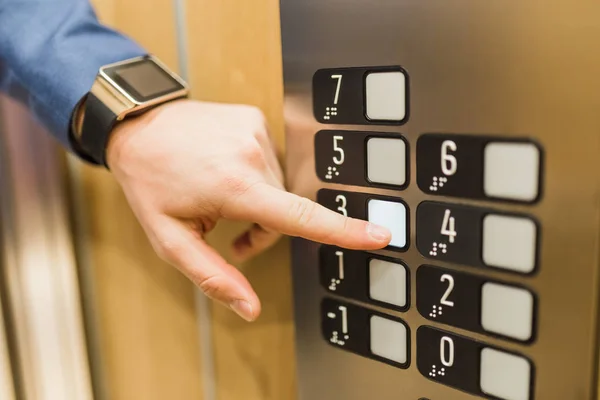 Homem pressionando botão elevador moderno com seu indicador . — Fotografia de Stock