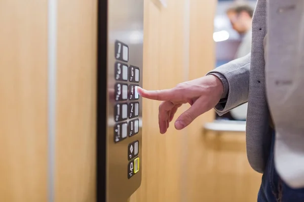 Натискання Кнопки Четвертого Поверху Пальця Ліфті — стокове фото