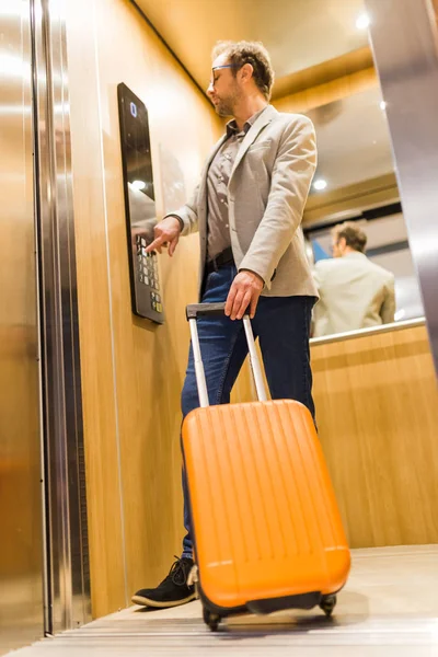 Modischer Mann Mit Koffer Betritt Aufzug — Stockfoto