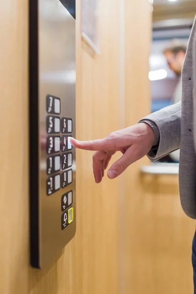 Крупним Планом Натискання Кнопки Бізнесмена Сучасному Ліфті — стокове фото