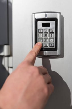 Güvenlik sistemi kodunu girerek işadamı kontrolden yakın çekim.