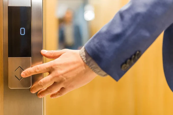 Homem Indicador Pressionando Para Cima Para Baixo Botão Elevador Sucesso — Fotografia de Stock