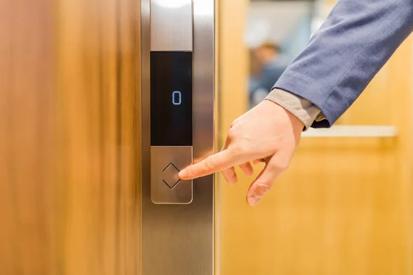 Primer Plano Del Hombre Negocios Pulsando Botón Ascensor Moderno Espacio —  Fotos de Stock