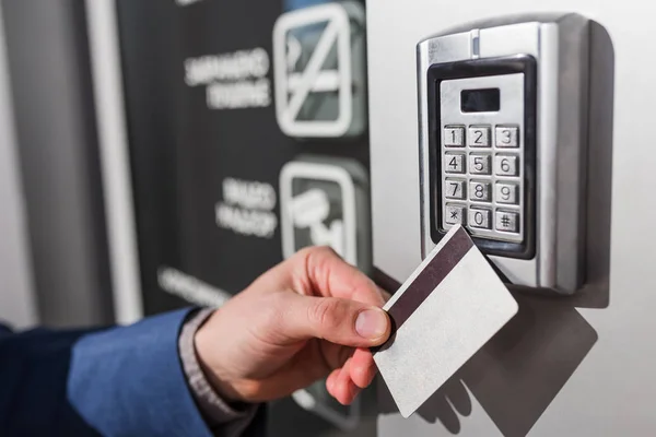 Control Acceso Puerta Mano Del Hombre Sostiene Tarjeta Llave Para — Foto de Stock