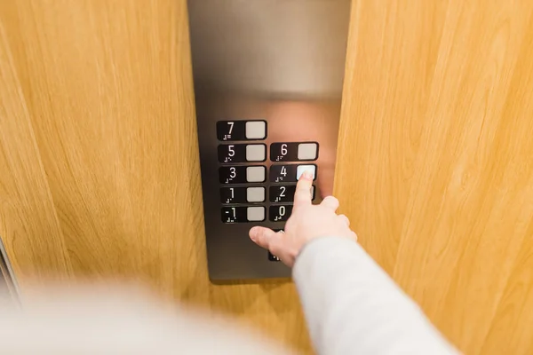 Dedo Indicador Pressionando Botão Quarto Andar Elevador Espaço Para Cópia — Fotografia de Stock