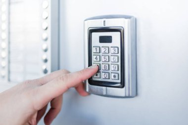 Güvenlik sistemi kodunu girerek işadamı kontrolden yakın çekim.