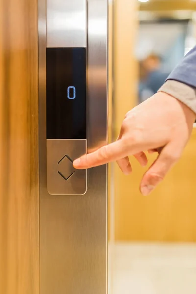 Primer Plano Del Hombre Negocios Pulsando Botón Ascensor Moderno Espacio —  Fotos de Stock