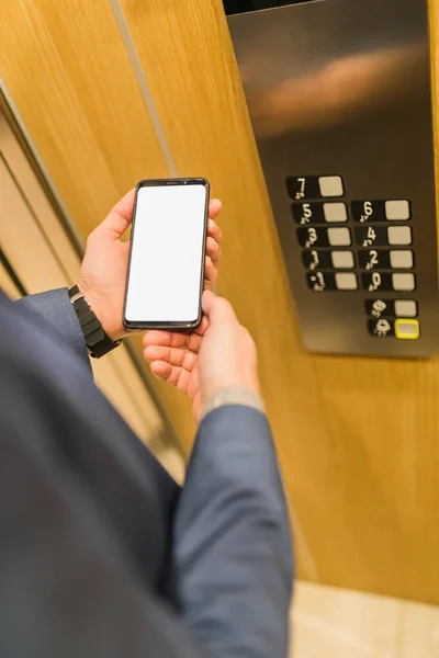 Man Händer Håller Tom Skärm Mobiltelefon Bredvid Hiss Kontrollpanel — Stockfoto