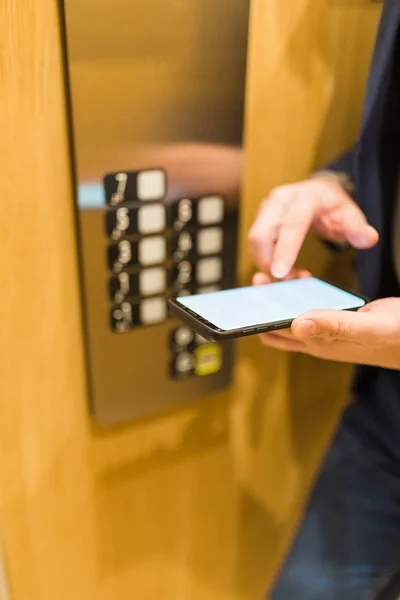Чоловік Тримає Порожній Екран Мобільного Телефону Ліфті — стокове фото