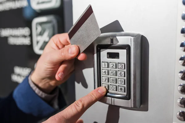 Man Scannen Van Veiligheid Key Card Elektrisch Slot Invoeren Van — Stockfoto