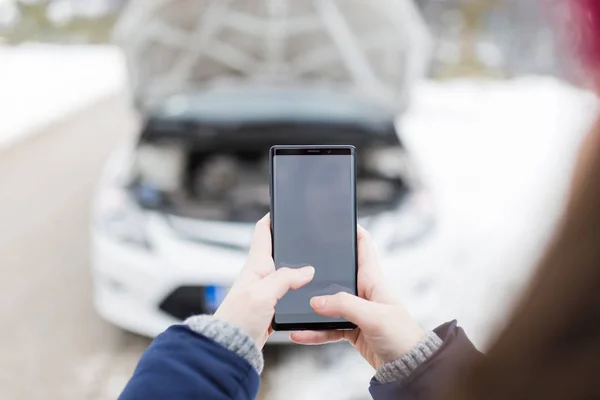 Doprava Vozidlo Zimní Koncepce Žena Pomocí Prázdné Obrazovky Mobilní Telefon — Stock fotografie