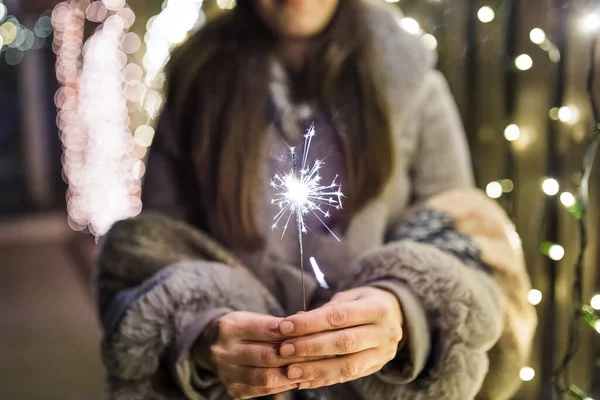 Mujer Sosteniendo Bengala Ardiente Nochevieja Con Luces Navidad Fondo — Foto de Stock