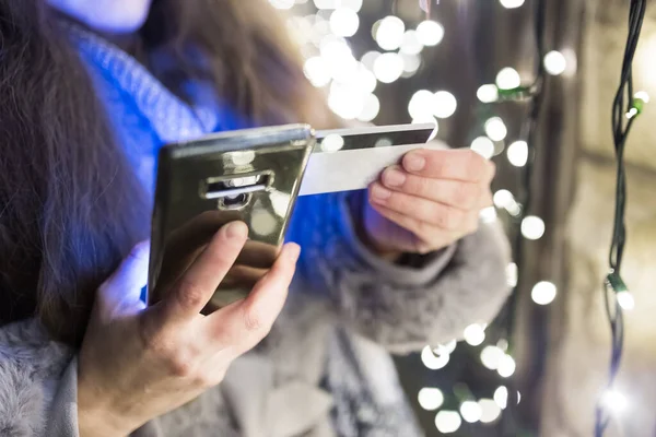 Крупним Планом Жінка Тримає Мобільний Телефон Кредитну Картку Проти Різдвяних — стокове фото