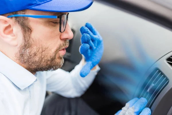 Людина Захищає Себе Від Автомобільного Кондиціонера Поганий Запах — стокове фото