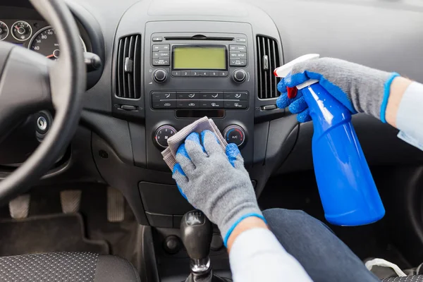 Nahaufnahme Von Menschenhänden Mit Mikrofasertuch Und Sprühflasche Beim Reinigen Des — Stockfoto