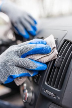 İşçi el temizleme araç gösterge panelini kapat.