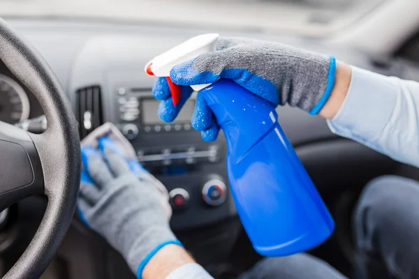 Mann Reinigt Auto Armaturenbrett Und Sprüht Mit Desinfektionsflüssigkeit — Stockfoto