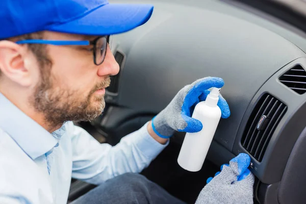 Чоловік Очищає Автомобільний Вентиляційний Решітчастий Повітропровід Дезінфекційною Рідиною — стокове фото