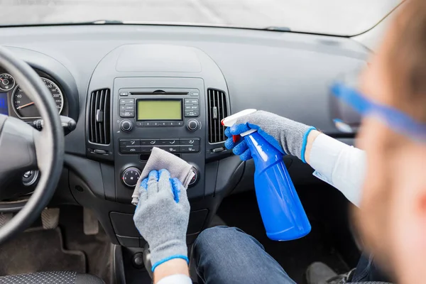 Bestuurder Met Beschermende Handschoenen Desinfecteert Auto Dashboard Met Desinfecterende Spray — Stockfoto