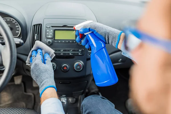 Professionele Carwash Medewerker Draagt Beschermende Handschoenen Desinfecteert Auto Dashboard Met — Stockfoto