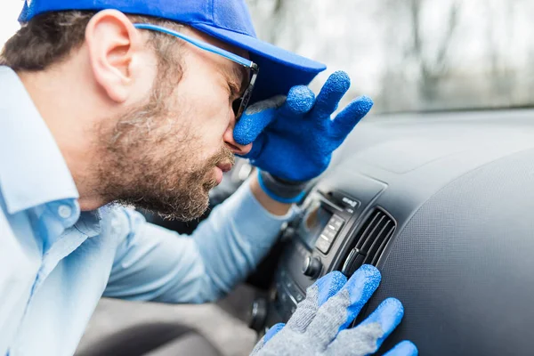 Працівник Захищає Ніс Від Автомобільного Кондиціонера Поганий Запах — стокове фото