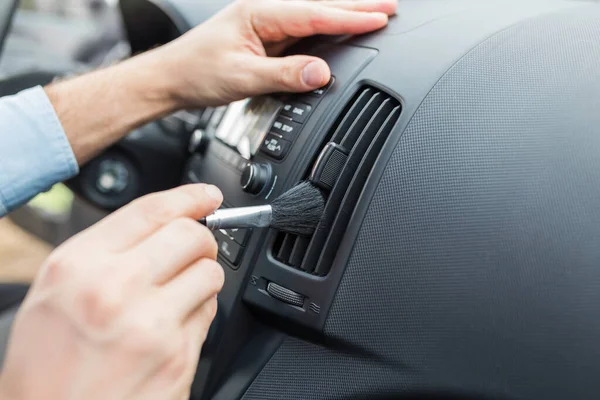 Nettoyage Intérieur Voiture Des Détails Main Tenant Utilisant Une Brosse — Photo