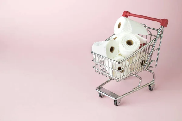 Концепция Вируса Потребительской Паники Бумажные Рулоны Корзине Абстрактные Розовом Фоне — стоковое фото