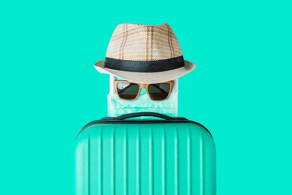Resväska Med Hatt Solglasögon Och Skyddande Medicinsk Mask Pastell Grön — Stockfoto