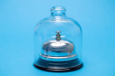 Karantinada otel resepsiyon zili. En az yaratıcı koronavirüs konsepti..