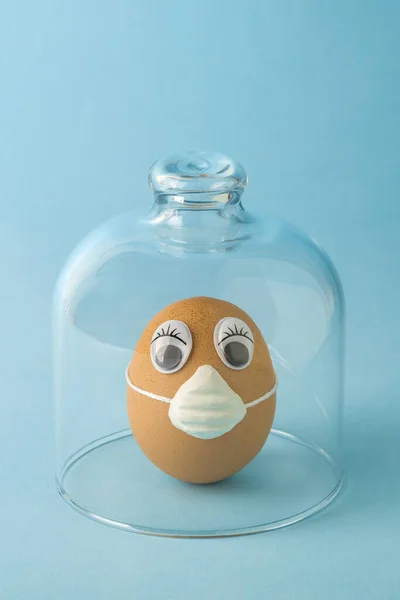 Huevo Con Mascarilla Bajo Cubierta Vidrio Aislamiento Pascua Estancia Concepto — Foto de Stock