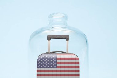 Birleşik Devletler bavulu, karantinada bayrak tasarımı asgari yaratıcı koronavirüs seyahat kısıtlaması kavramı.