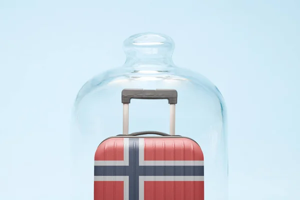 隔離されたノルウェーの旗のデザインとスーツケース最小限の創造的なコロナウイルス旅行制限コンセプト — ストック写真