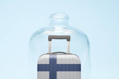 Finlandiya bayrak tasarımı bavulunun karantinada minimum yaratıcı koronavirüs seyahat kısıtlaması konsepti.