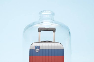 Karantinada Sloven bayrağının tasarlandığı bavul, asgari yaratıcı koronavirüs seyahat kısıtlaması kavramı.