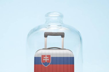 Karantinada Slovakya bayrağı tasarımı ile bavul minimal yaratıcı koronavirüs seyahat kısıtlaması kavramı.
