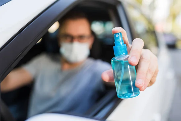 Fahrer Mit Medizinischer Schutzmaske Hält Sprühflasche Mit Desinfizierendem Alkohol — Stockfoto