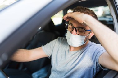 Koruyucu tıbbi maskeli adam stres altında. Sağlık, koronavirüs, alerji koruma konsepti..