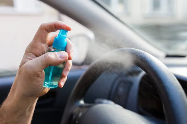 Hombre Mano Pulverización Desinfectante Alcohol Volante Del Coche Para Prevenir — Foto de Stock