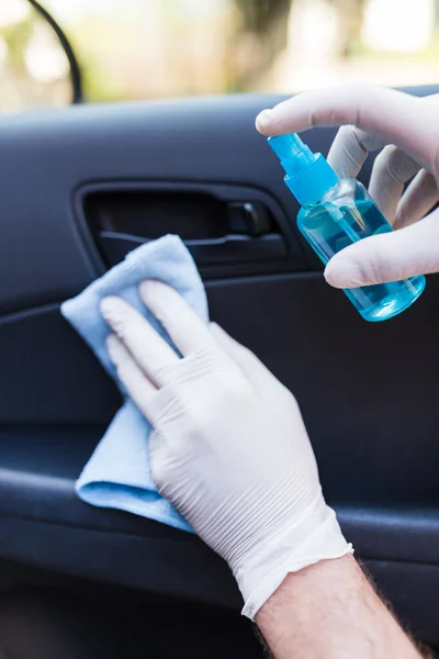 Mann Mit Schutzhandschuhen Reinigt Autotür Mit Mikrofasertuch Und Sprühdesinfektionsmittel — Stockfoto